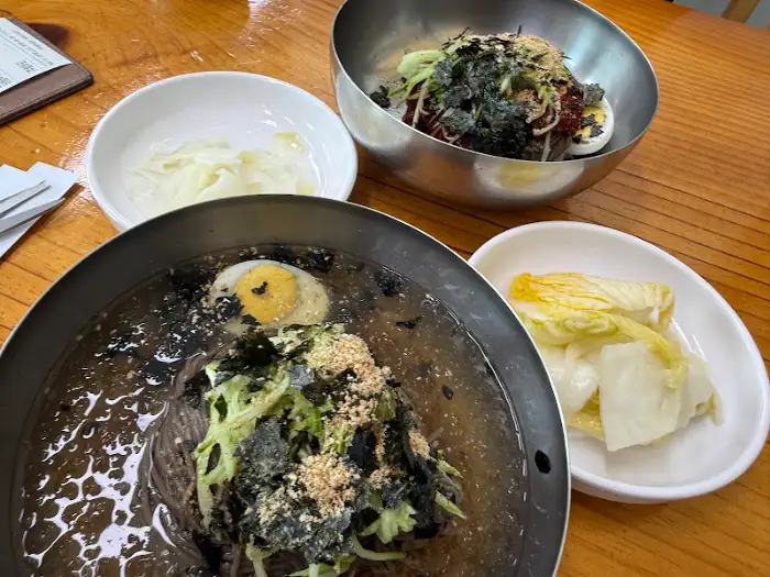 향교막국수 물막국수와 비빔막국수가 함께 나온 상차림