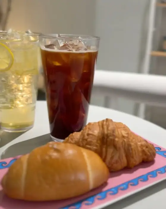 아이스 아메리카노와 크루아상, 빵
