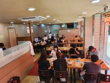 이가네칼국수 내부 전경 및 테이블