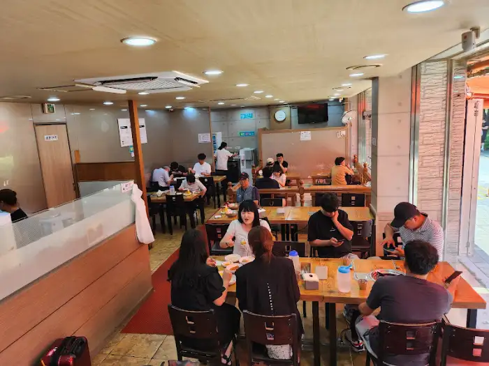 이가네칼국수 내부 전경 및 테이블