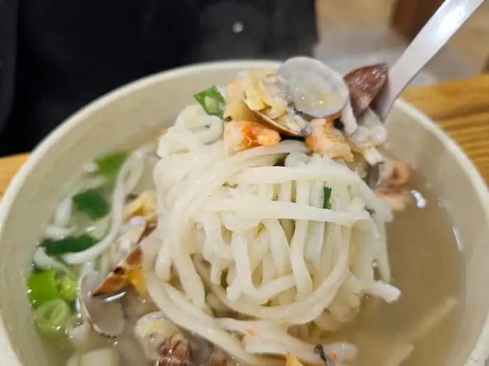 해물칼국수 푸짐한 건더기와 맑은 국물