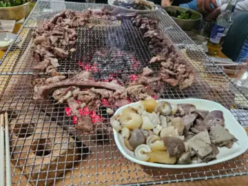 일월식당 메기매운탕과 숯불구이