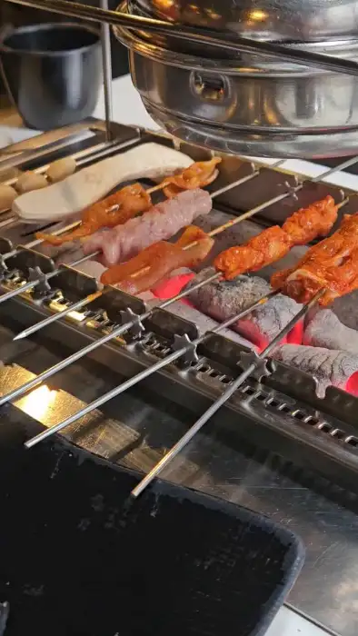 숯불 위에서 구워지고 있는 다양한 종류의 양꼬치