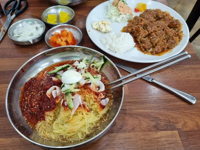 비빔밀면과 돈까스