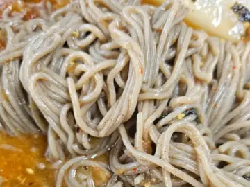 양양 영광정메밀국수 본점: 진한 메밀 향과 추억을 담은 옛날 맛집 영광정메밀국수 본점의 먹음직스러운 메밀국수 클로즈업