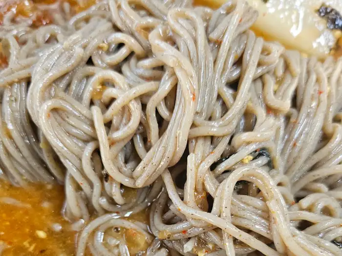영광정메밀국수 본점의 먹음직스러운 메밀국수 클로즈업