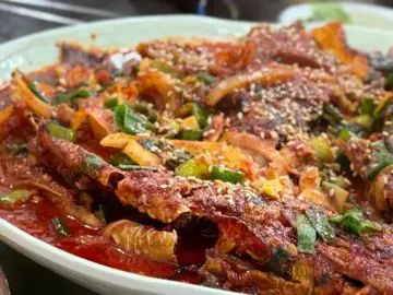 종로 골목 숨은 진미, 푸짐함으로 마음 사로잡는 고흥식당 고흥식당의 대표 메뉴인 코다리조림, 매콤달콤한 양념과 부드러운 코다리살의 조화