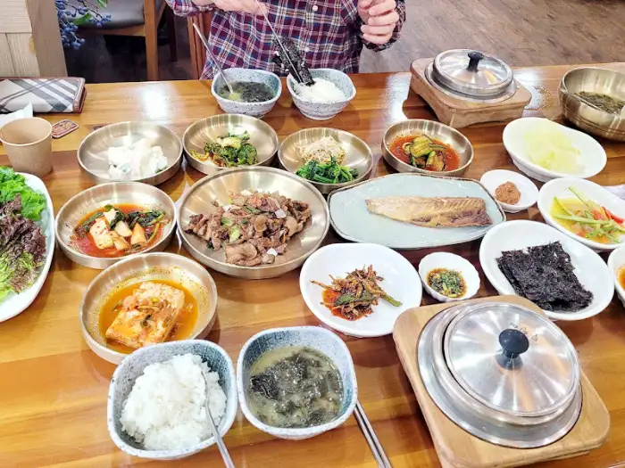 테이블에 차려진 뜰안에의 푸짐한 한상차림