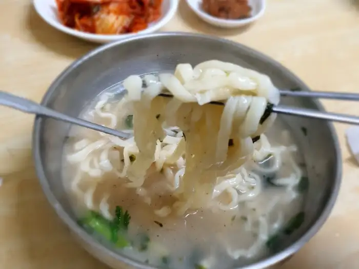 호박식당의 쫄깃한 칼국수 면발과 맑은 육수