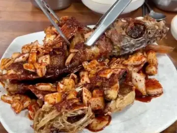 바삭하게 튀겨진 우럭 위에 양념과 양파가 듬뿍 올라간 으뜨미 우럭정식