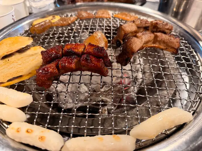 풍년상회쪽갈비 숯불 위에서 맛있게 익어가는 쪽갈비와 떡