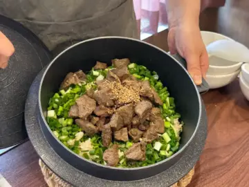돌솥밥 위에 푸짐하게 올라간 고기 토핑과 파채