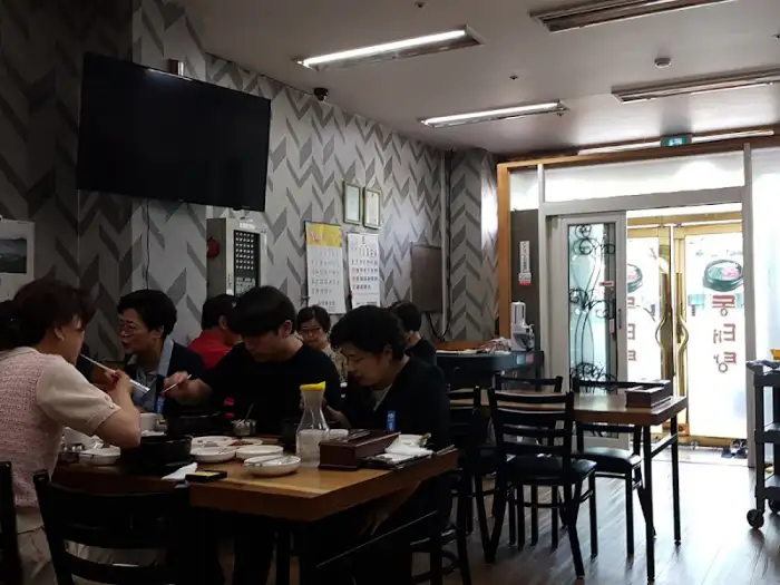 점심 식사를 즐기는 손님들이 있는 식당 내부 풍경