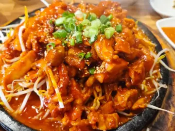 의왕 도래샘, 쌈 채소 가득한 촌닭불고기 맛집 탐방 매콤달콤한 양념의 촌닭불고기가 담겨 나온 푸짐한 한 상
