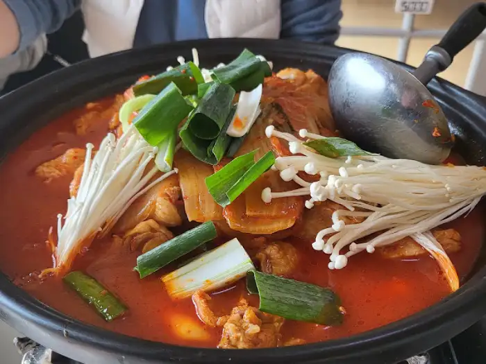 감나무집 묵은지 닭볶음탕 푸짐한 양과 신선한 채소