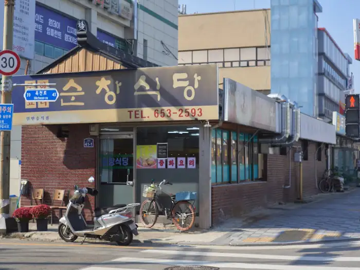 순창식당 외관, 붉은 벽돌과 오래된 간판이 인상적인 모습
