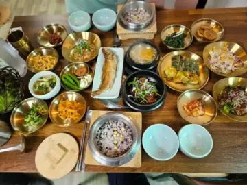 한영식당의 푸짐한 추어탕 한 상 차림