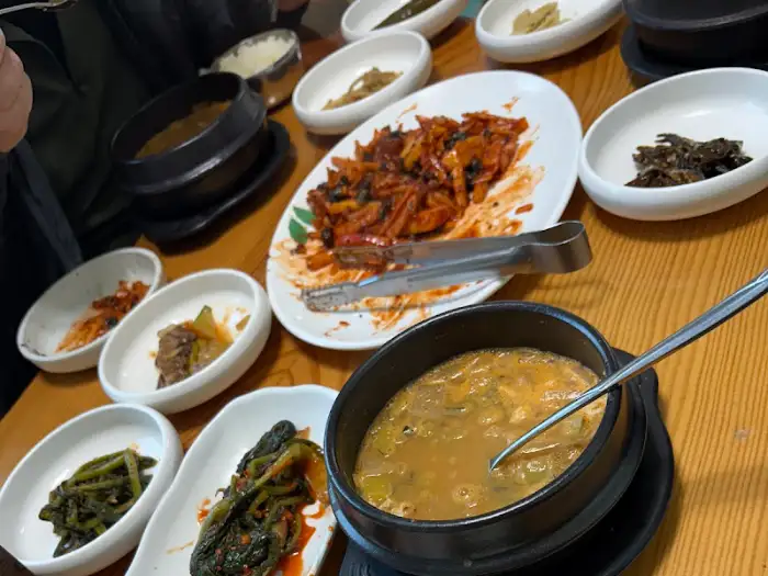 식탁에 차려진 음식