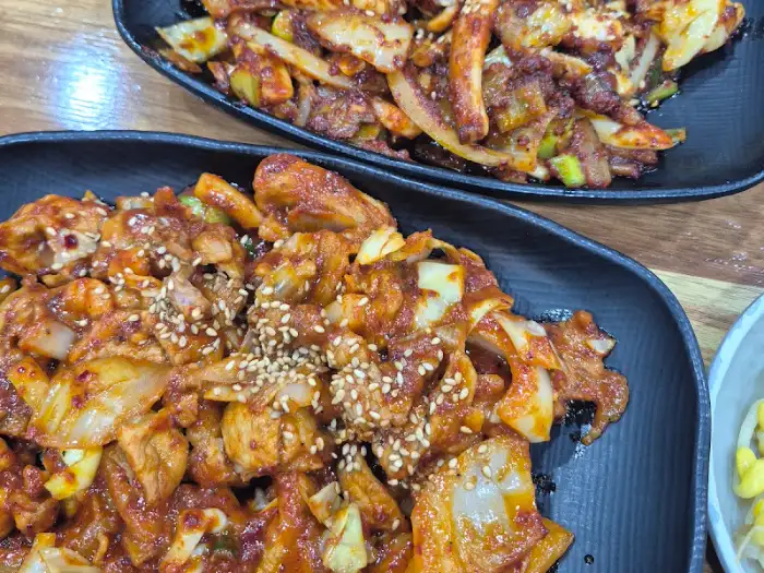 인생맛집의 먹음직스러운 제육볶음 모습