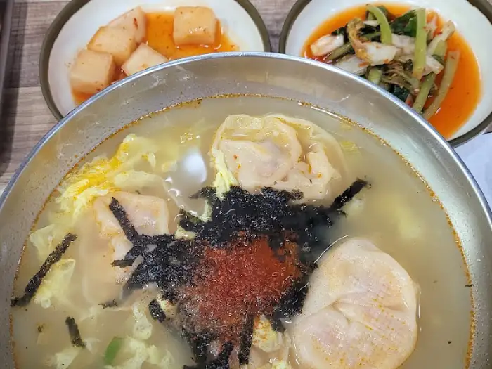 만석골 떡만두국과 밑반찬 모습