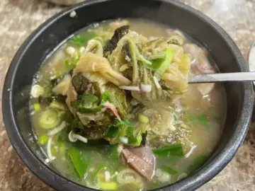 이우철한방누룽지삼계탕 기흥영통점: 용인 기흥 삼계탕 맛집, 진한 국물과 고소한 누룽지의 조화 이우철한방누룽지삼계탕 기흥영통점의 먹음직스러운 누룽지삼계탕