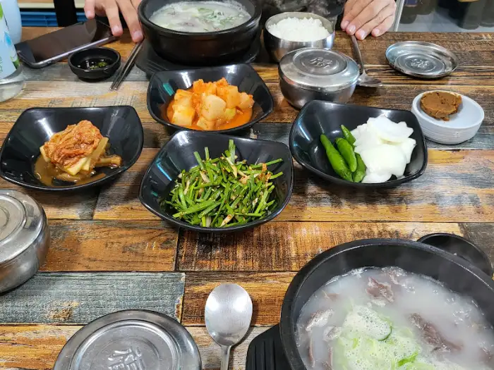 다양한 국밥과 반찬이 차려진 식탁