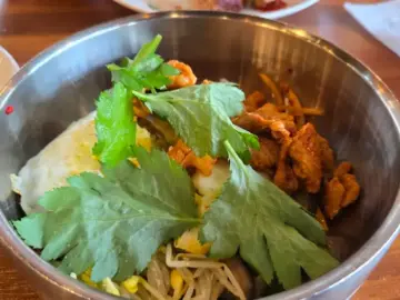 비빔밥 재료가 담긴 뷔페 메뉴