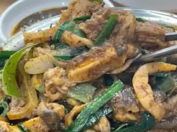 싸리골 흑염소 보양식의 먹음직스러운 흑염소 무침 메뉴