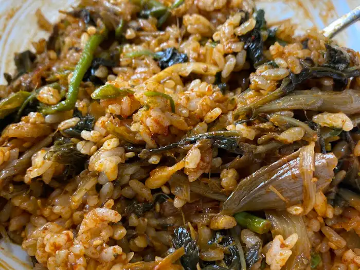 야영장식당 산채비빔밥에 제철 나물들이 가득 올려진 모습