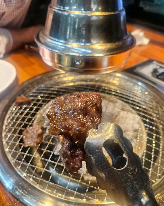 숯불 위에서 맛있게 익어가는 갈빗살