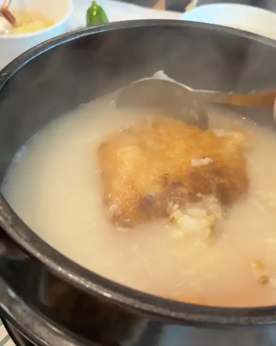 김이 모락모락 나는 누룽지 백숙