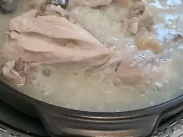 본가장수촌 평촌점의 누룽지 백숙 모습