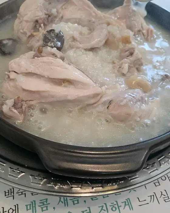 본가장수촌 평촌점의 누룽지 백숙 모습