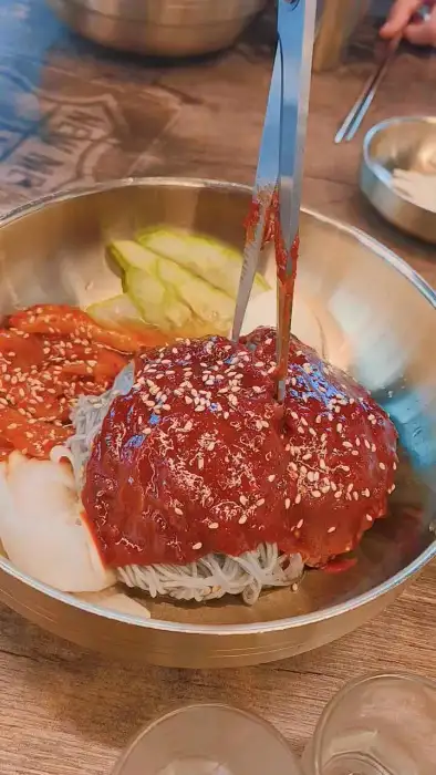 김프로냉면 비빔냉면 비비는 모습
