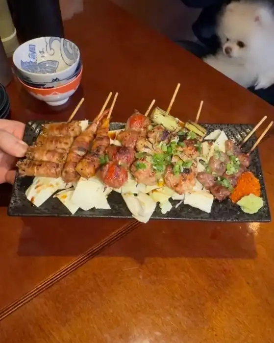 다양한 꼬치구이가 담긴 긴 접시