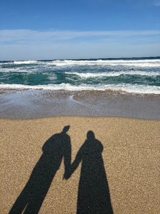 바닷가 풍경과 두 사람의 그림자
