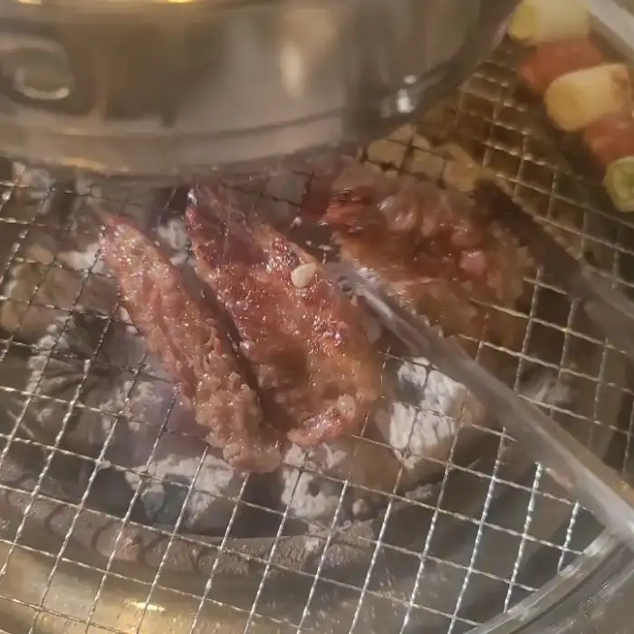 집게로 집은 고기
