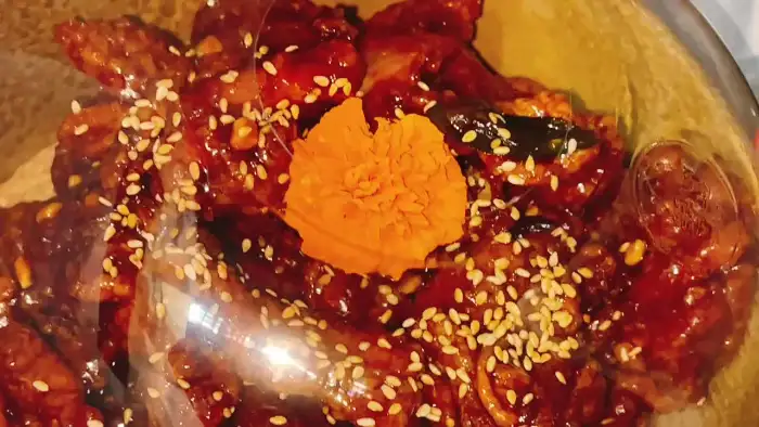 닭강정에 뿌려진 깨와 고명