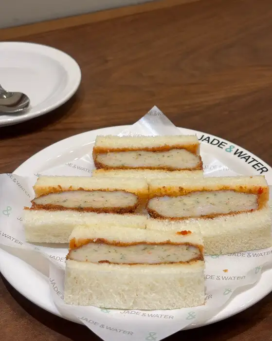 여러 조각으로 잘린 몬테크리스토 샌드위치