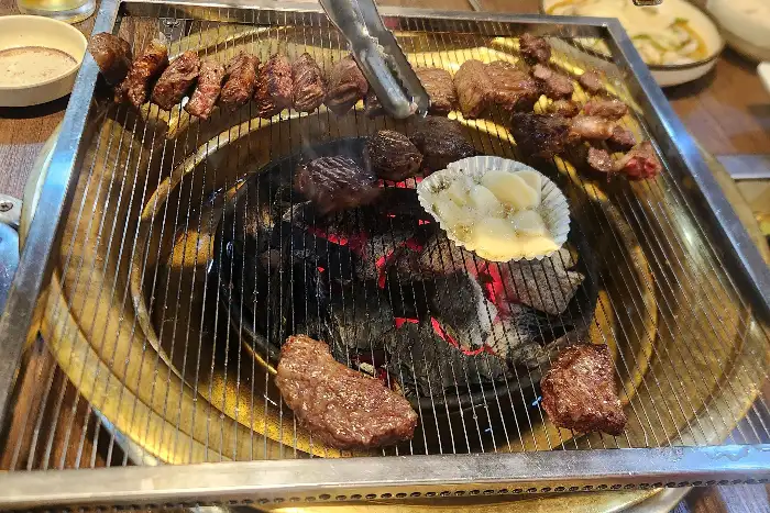 숯불 위에서 구워지고 있는 고기