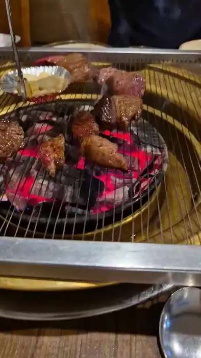 숯불 위에서 익어가는 고기