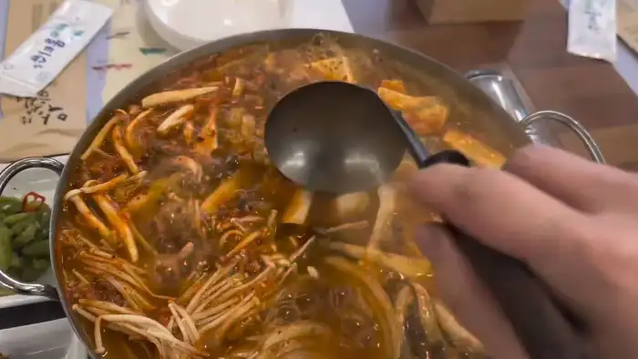 끓고 있는 버섯전골