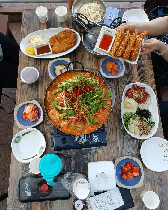 다양한 음식이 차려진 식탁