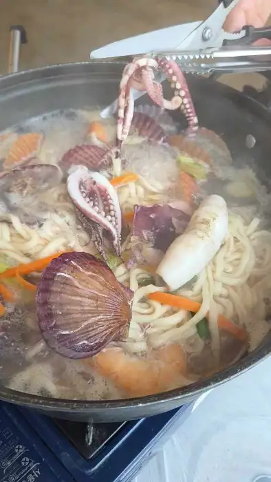 해물칼국수 끓는 모습