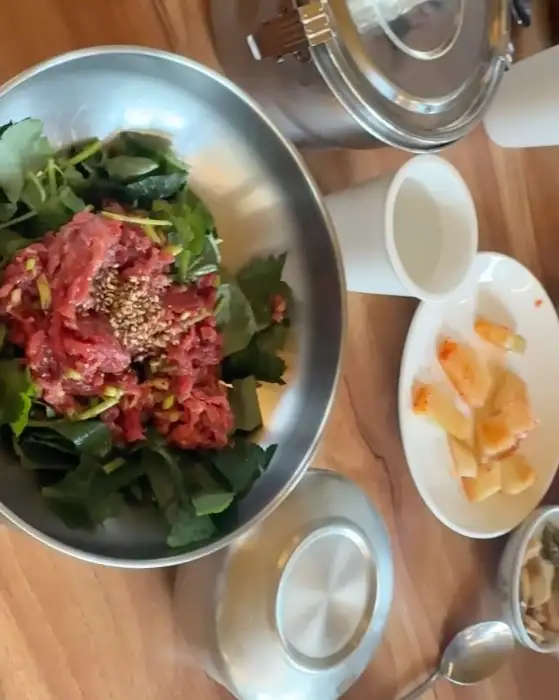 육회비빔밥과 반찬