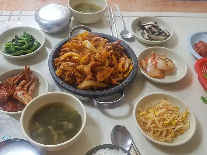 다양한 반찬이 차려진 상차림