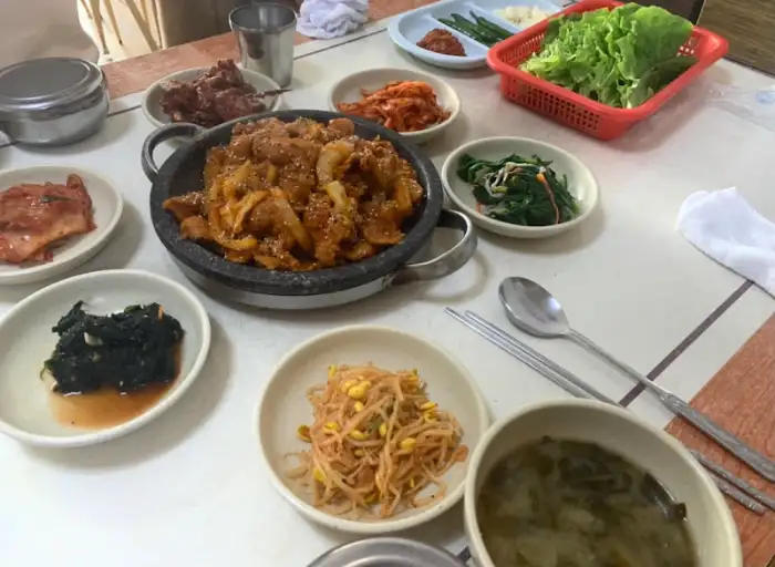테이블에 차려진 음식 전체 모습