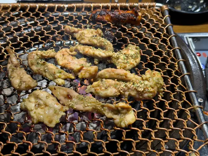 참숯삼인조 종로직영점 닭목살 굽는 모습