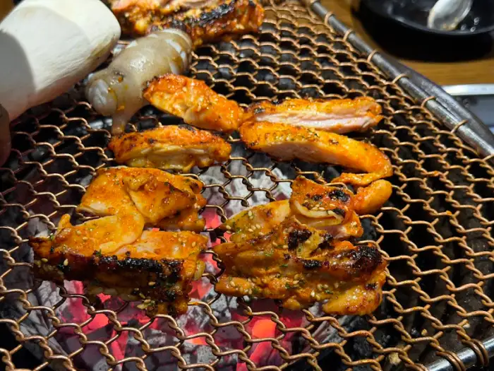 참숯삼인조 종로직영점 닭다리살 굽는 모습