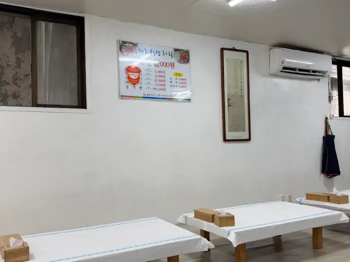 로타리식당 내부 테이블 세팅